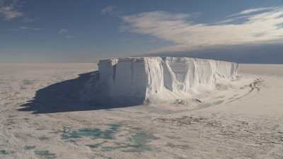 Banquise et iceberg près de la station antarctique McMurdo