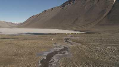 La rivière Onyx et un camp scientifique près du lac Vanda