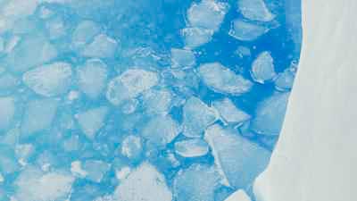 Petits lacs bleus dans la glace