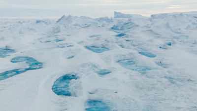 Chaos de glace et de lacs d'eau glaciaire