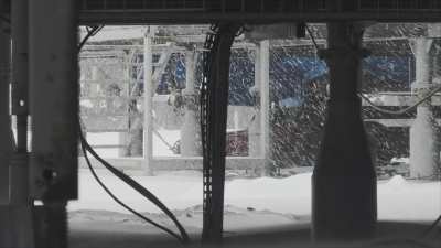 Vues extérieures de la Station Mario Zucchelli pendant une tempête de neige