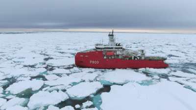 Le brise-glace l'Astrolabe dans le pack