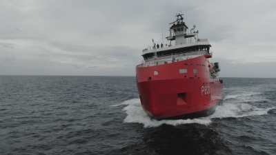 Le brise-glace l'Astrolabe en mer au large de la Tasmanie