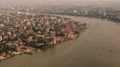 Vues de l'immense ville le long de la rivière Buriganda