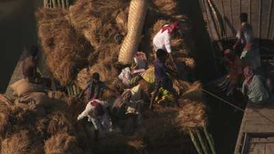 Transport de marchandises traditionnelles (bambou)