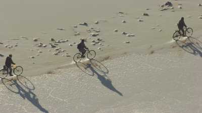 Ramasseurs de sel à vélo sur le Salar