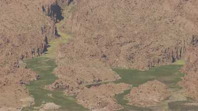 Paysages de rochers arides, vallées encaissées