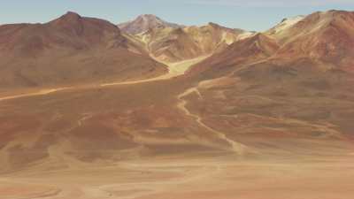 Collines et montagnes désertiques colorées