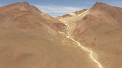 Collines et montagnes désertiques colorées