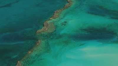 Ilots et rochers affleurant dans l'eau turquoise