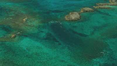 Ilots et rochers affleurant dans l'eau turquoise