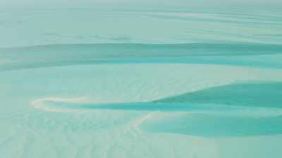 Formes harmonieuses des bancs de sable dans la mer
