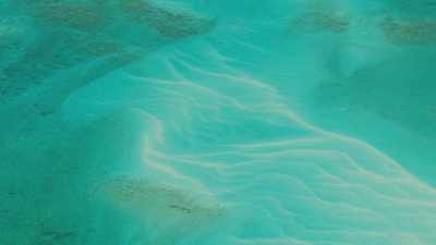 Formes harmonieuses des bancs de sable dans la mer