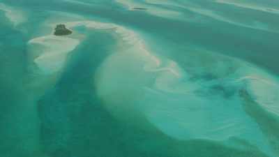 Des bancs de sable et des îlots affleurent