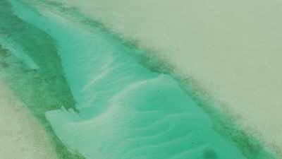 Les eaux turquoises s'étirent entre les bancs de sable
