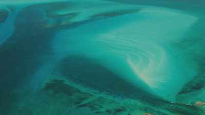 Eaux vertes peu profondes bancs de sable, îles vertes