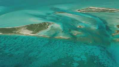 Bancs de sable et eaux  peu profonds entre les îles