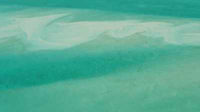 Bancs de sable dans des eaux claires peu profondes