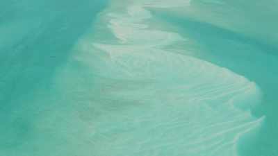 Bancs de sable dans des eaux claires peu profondes