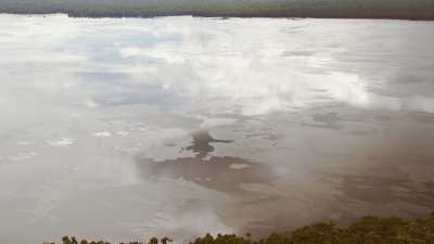 Reflets du ciel dans le lac Télé