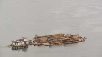 Transport du bois sur une barge surchargée