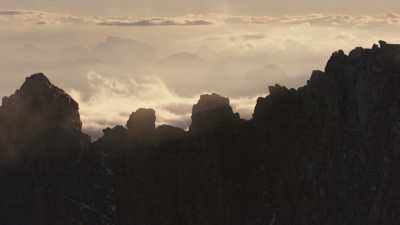 Montagne enneigée au coucher du soleil, chaine de la Bernina