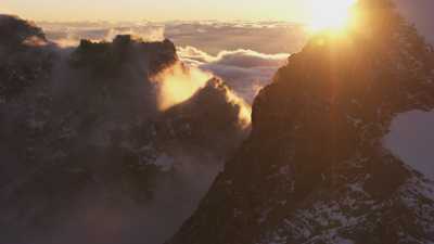 Montagne enneigée au coucher du soleil, chaine de la Bernina