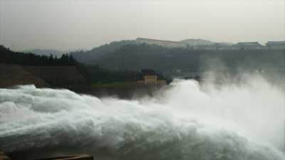 Spectaculaire lâcher des eaux du barrage de Xiaolangdi