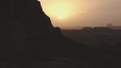 Formations rocheuses dans le désert au crépuscule