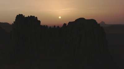Formations rocheuses dans le désert au crépuscule