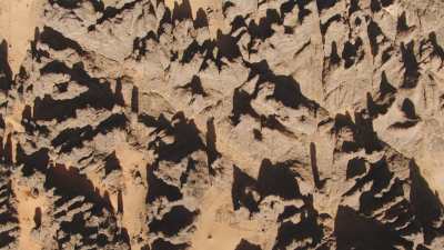 Formations rocheuses régulières dans le désert