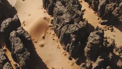 Formations rocheuses régulières dans le désert