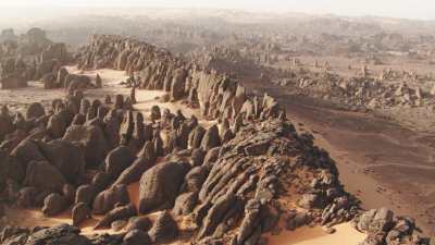 Route dans le désert et formations rocheuses