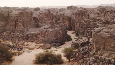 Lit d'une rivière asséchée dans le désert rocheux