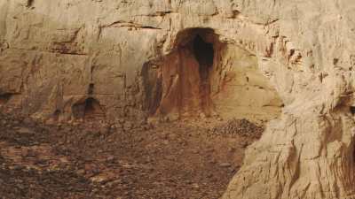 Grotte dans la paroi d'une formation rocheuse, formations en arches