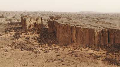 Désert et formations rocheuses entre Tamanrasset et Djanet
