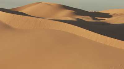 Les formes douces des dunes sahariennes et ombres