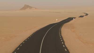 Route dans le désert du Sahara