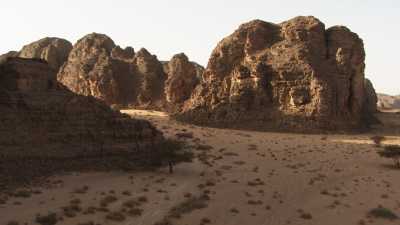 Un homme et ses dromadaires dans le désert rocheux de la région de Djanet
