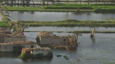 Crue du Nil, barques et pêcheurs au sud du Caire