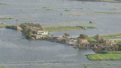 Crue du Nil, barques et pêcheurs au sud du Caire