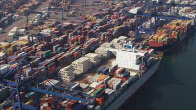 Port, porte-conteneurs et paquebots