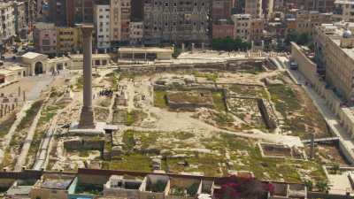 Le Sérapéum d'Alexandrie, colonne de Pompée, Sphinx, et touristes