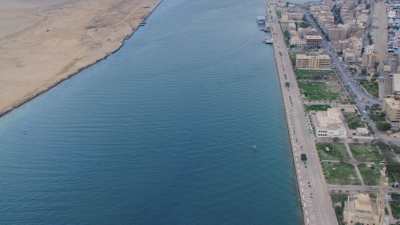 Cargo sur le Canal de Suez
