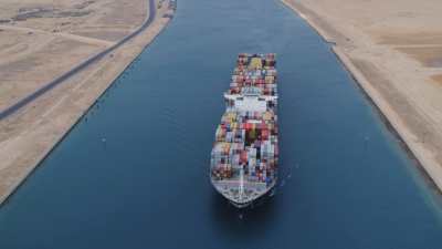 Cargo sur le Canal de Suez