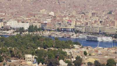 Voiliers sur le Nil, Hôtels et bateaux de croisière