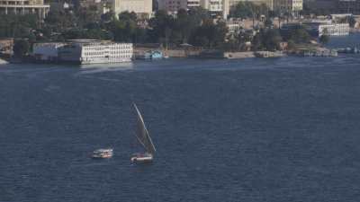 Ville d'Assouan et bateaux sur le Nil