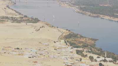Ruines, champs et habitations près du Nil