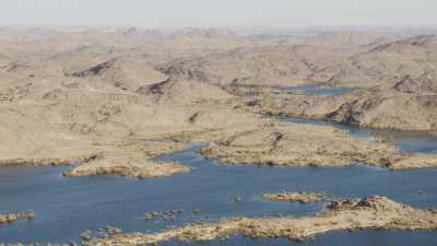 Le Lac Nasser, formations rocheuses et désert