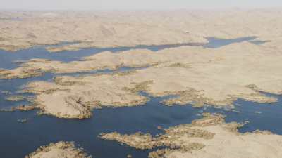 Le Lac Nasser, formations rocheuses et désert